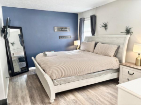 King Suite - Private Bath - Hot Tub - Home Theater - Room 5 735